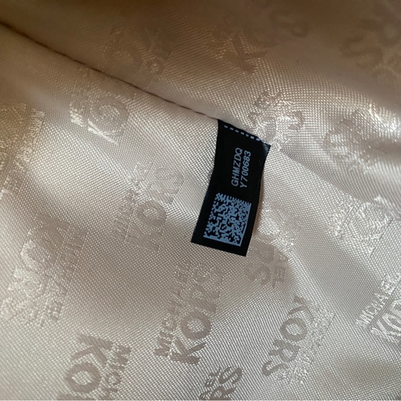 Authentic Michael Kors tots purse - Picture 7 of 13